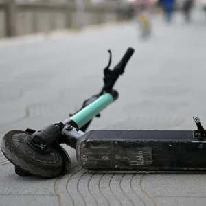 Ein umgefallener E-Scooter liegt auf einem Gehweg (Symbolbild).