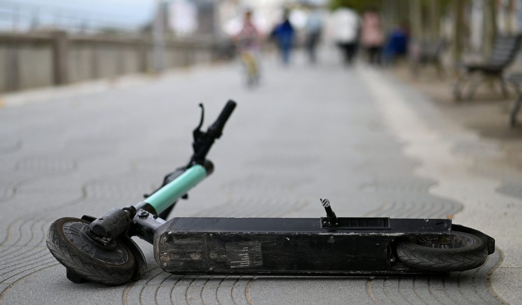 Ein umgefallener E-Scooter liegt auf einem Gehweg (Symbolbild).