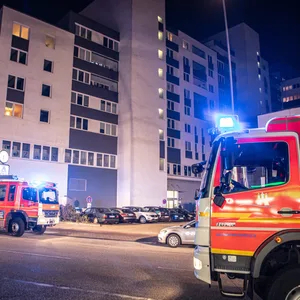 Einsatzfahrzeuge der Feuerwehr stehen vor dem Haus in Altona.