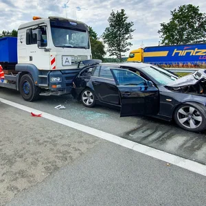Bei dem Unfall auf der A1 waren mehrere Fahrzeuge beteiligt.