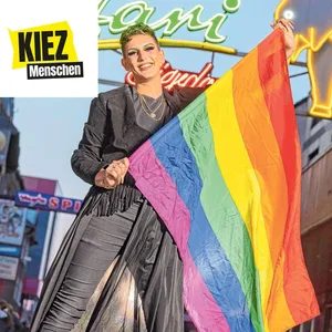 Lukas Delish mit Regenbogenfahne