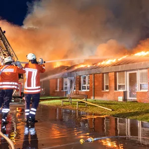 Feuerwehrkräfte bekämpfen die Flammen, die innerhalb der Kita wüten.