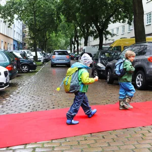 Roter Teppich für Kinder