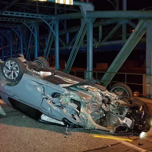 Bei einem Unfall wurde die Lübecker Hubbrücke offenbar stark beschädigt.
