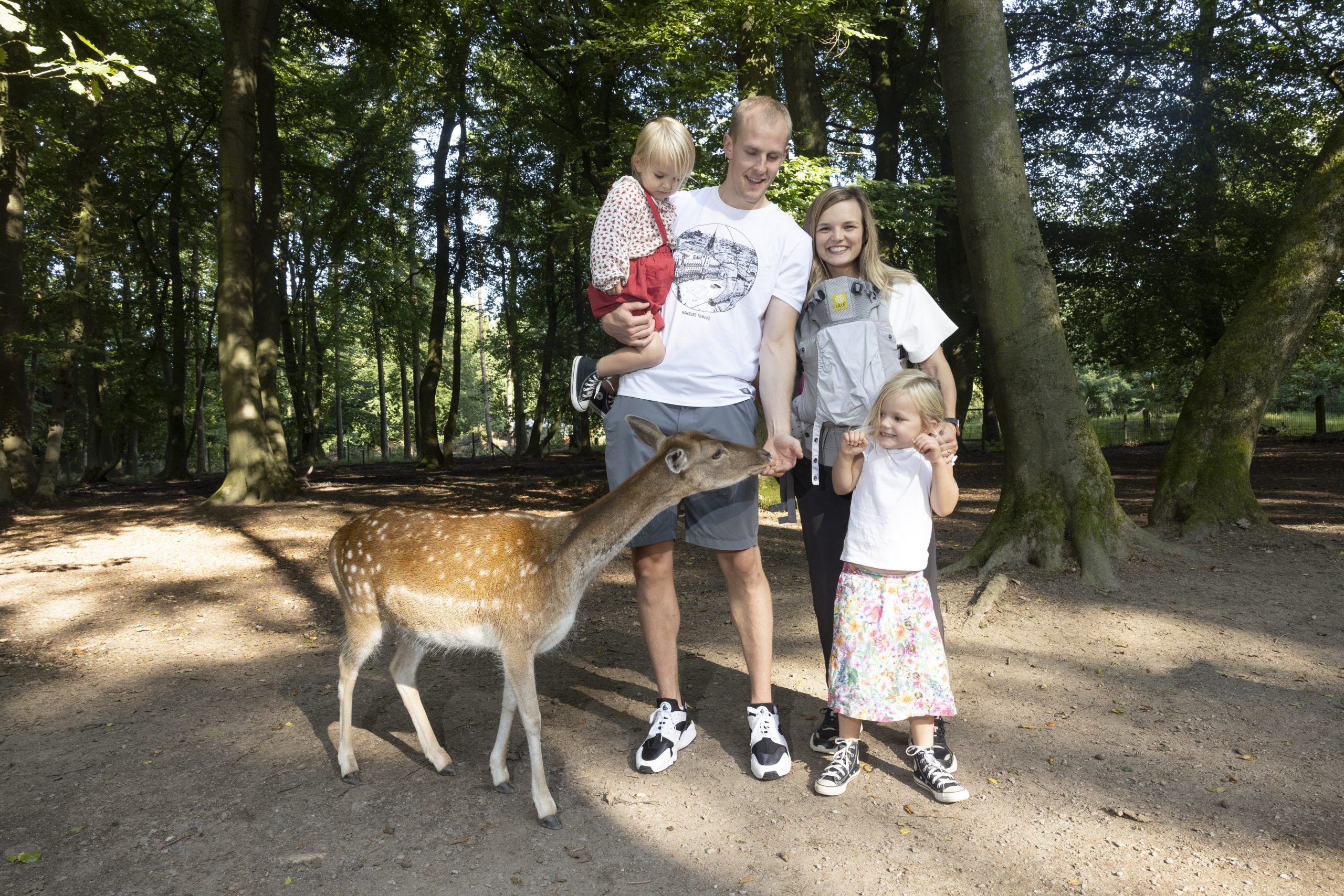 Spaß im Wildpark Schwarze Berge: Seth und Andrea Hinrichs mit den Kindern Collins (5), Maven (2) und Baby Reese (im Mai geboren)