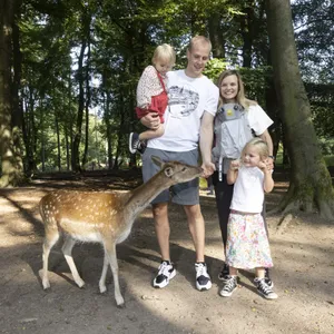 Spaß im Wildpark Schwarze Berge: Seth und Andrea Hinrichs mit den Kindern Collins (5), Maven (2) und Baby Reese (im Mai geboren)