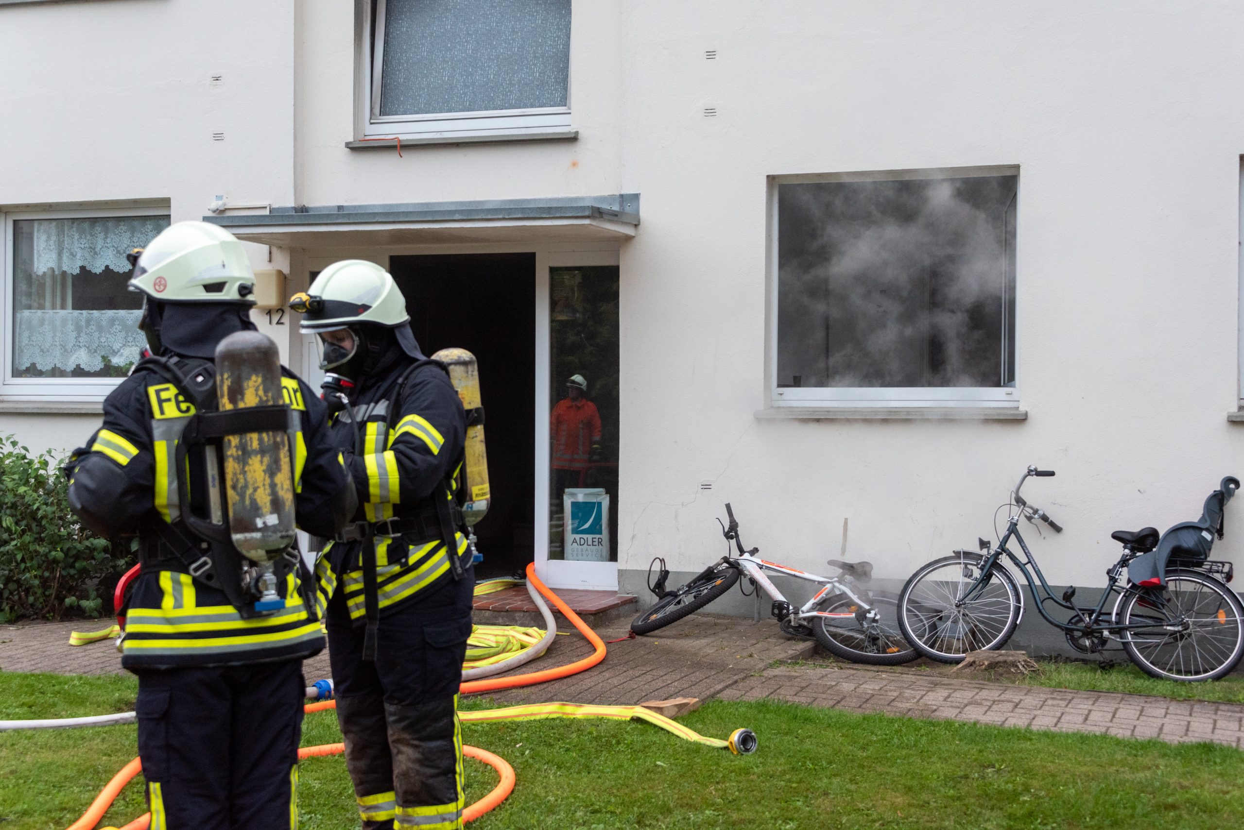 Starker Rauch verhinderte für fünf Menschen die Flucht aus diesem Mehrfamilienhaus in Zeven.
