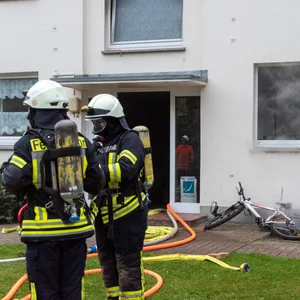 Starker Rauch verhinderte für fünf Menschen die Flucht aus diesem Mehrfamilienhaus in Zeven.