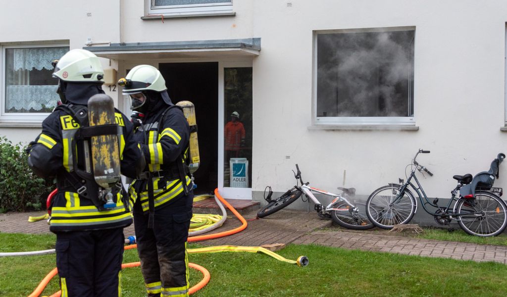 Starker Rauch verhinderte für fünf Menschen die Flucht aus diesem Mehrfamilienhaus in Zeven.