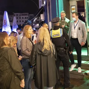 Polizei und Bezirksamt kontrollieren auf dem Kiez.