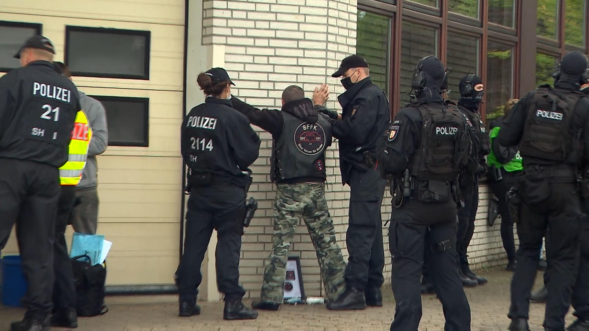 Polizisten kontrollieren die Rocker-Party in Schwarzenbek.