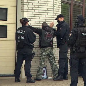 Polizisten kontrollieren die Rocker-Party in Schwarzenbek.