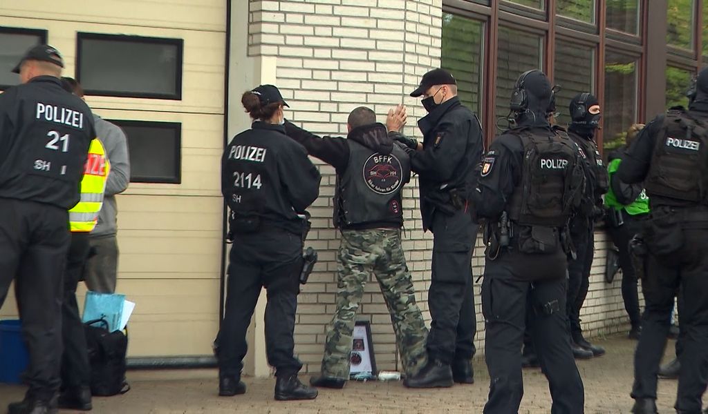 Polizisten kontrollieren die Rocker-Party in Schwarzenbek.