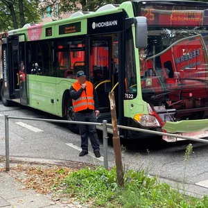 Einsatzkräfte der Feuerwehr an der Unfallstelle in der Nähe des UKE