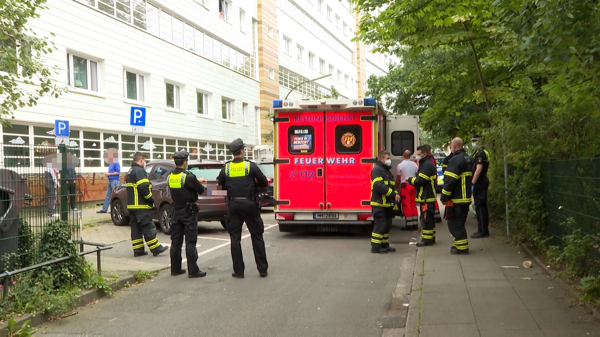 Polizei- und Feuerwehrkräfte am Einsatzort in Hamburg-Altona.