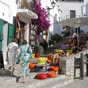 Touristen sitzen in einer Bar im Stadtzentrum von Ibiza-Stadt.