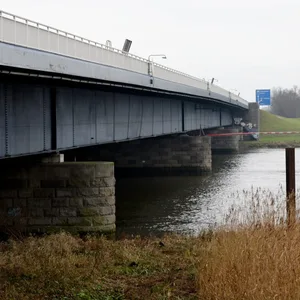 Die Autobahnbrücke über die Süderelbe