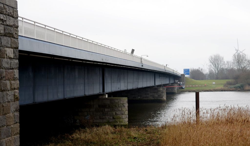 Die Autobahnbrücke über die Süderelbe
