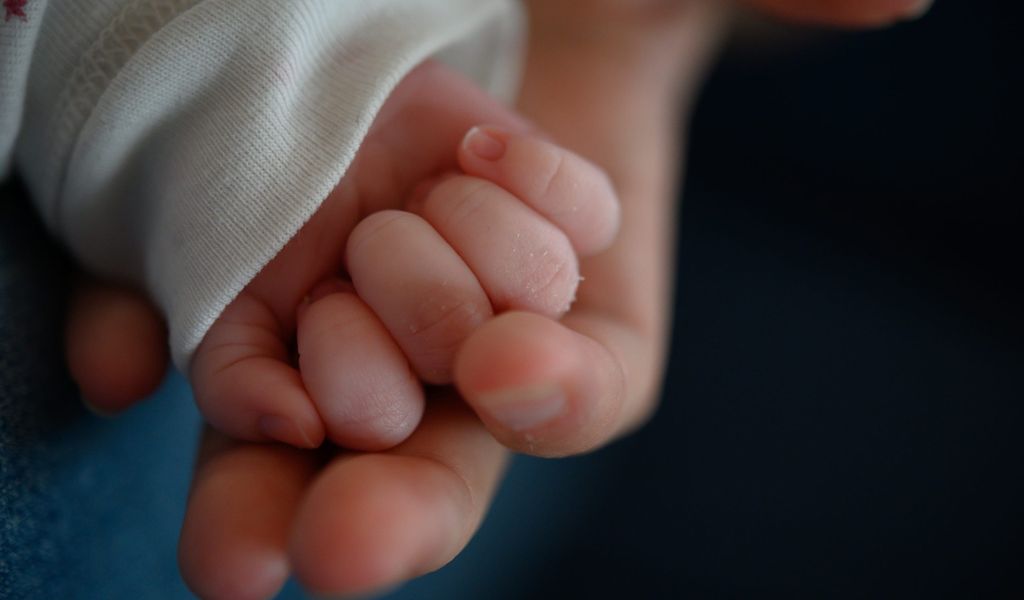 Hamburger Wissenschaftler:innen haben herausgefunden, welche Neugeborenen besonders gut vor Atemwegsinfektionen geschützt sind (Symbolbild).