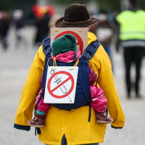 Ein Impfgegner bei einer Querdenker-Demo 2020.