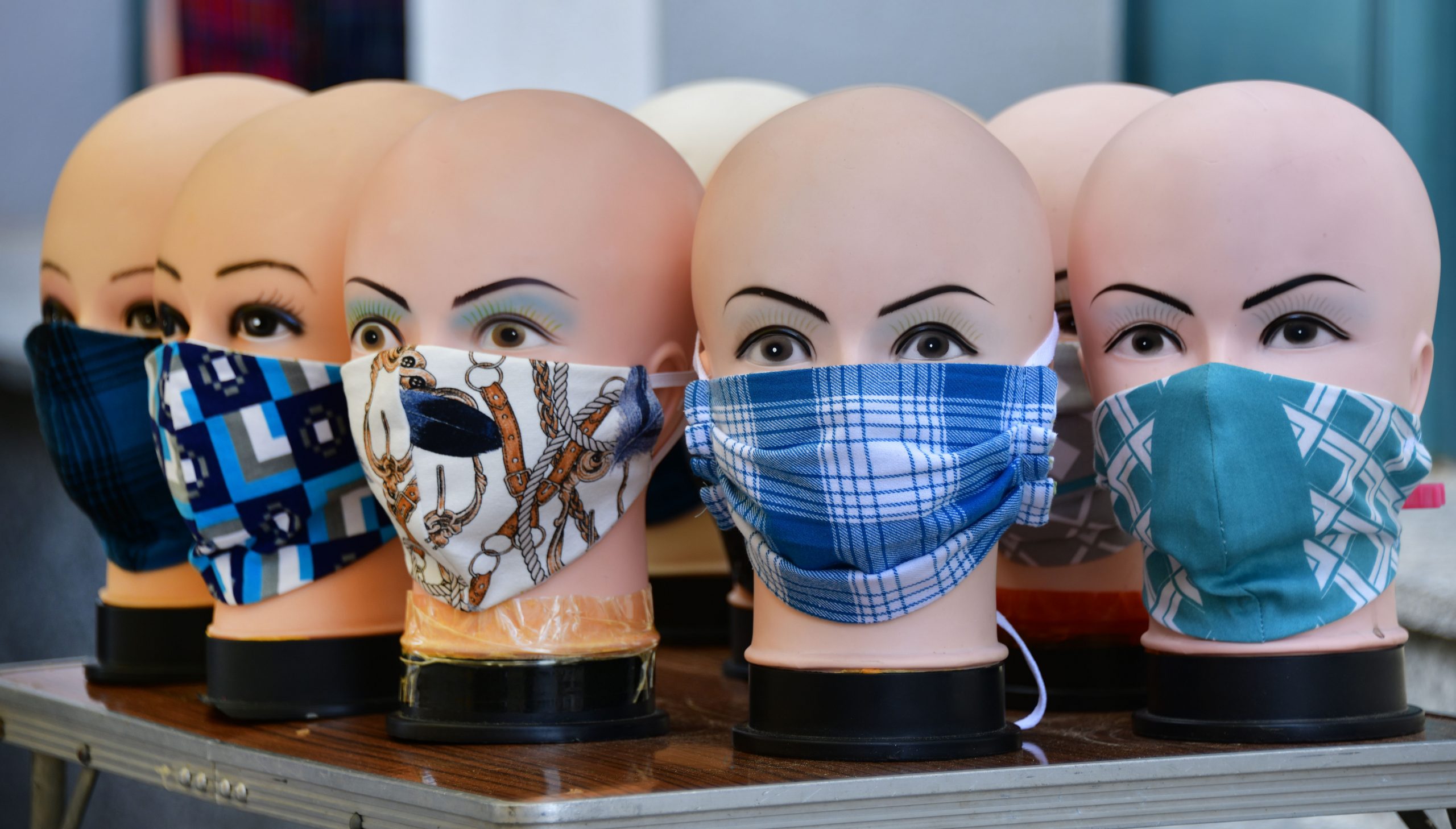 Masken an Schaufensterpuppen