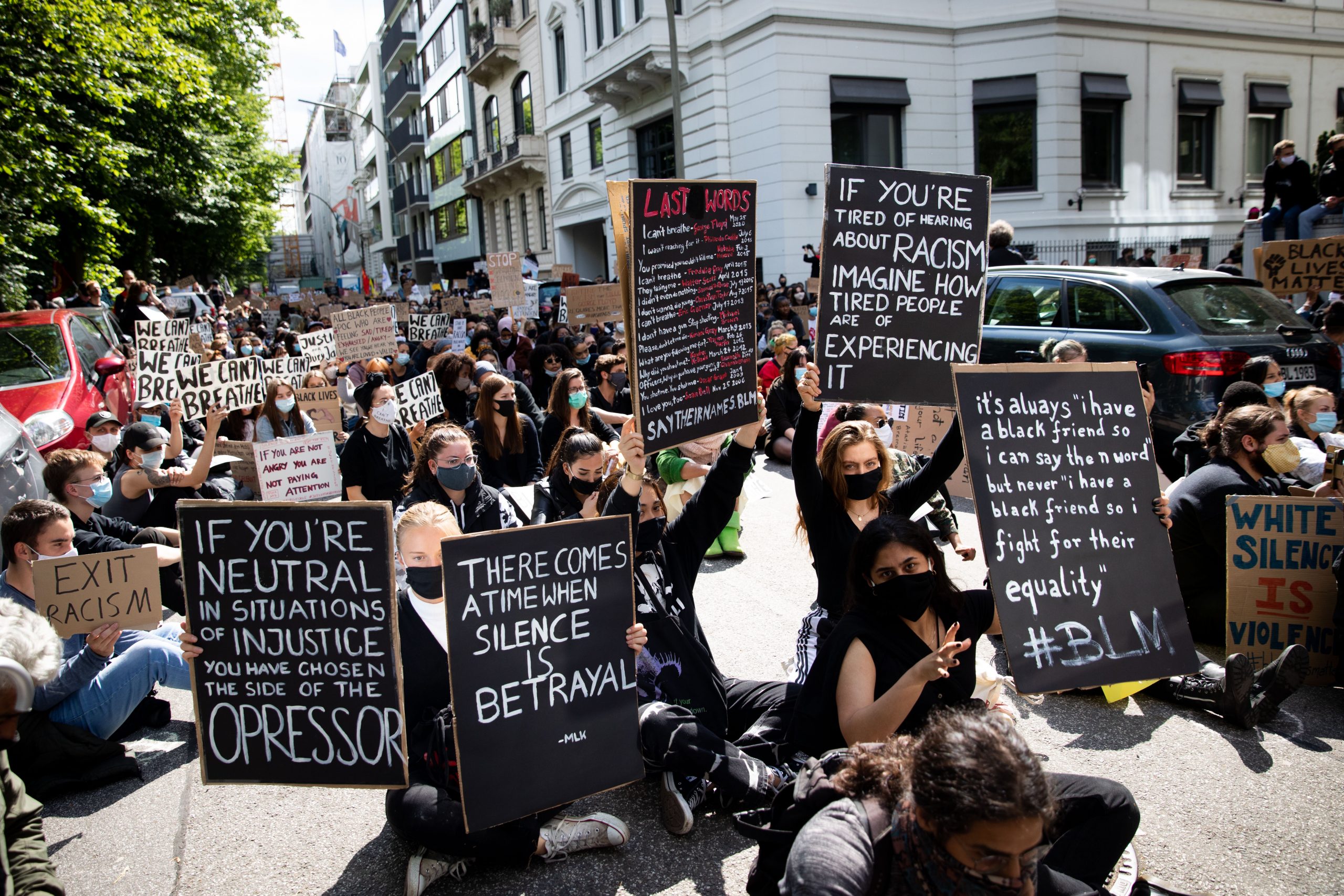 Teilnehmer einer Demonstration gegen Rassismus und Polizeigewalt protestierten im Juni 2020 vor dem US Konsulat am Alsterufer.