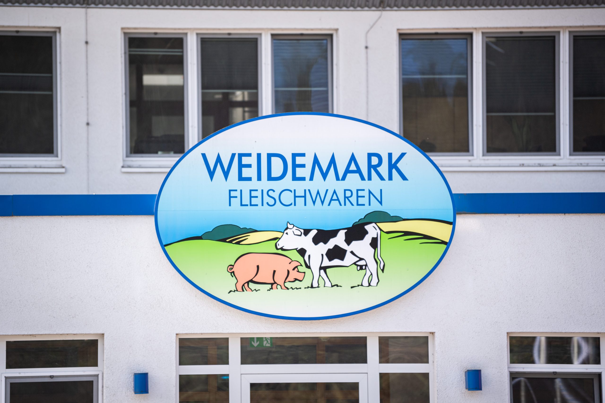 Der Name „Weidemark Fleischwaren“ steht auf einem Schild am Firmengelände von Weidemark.