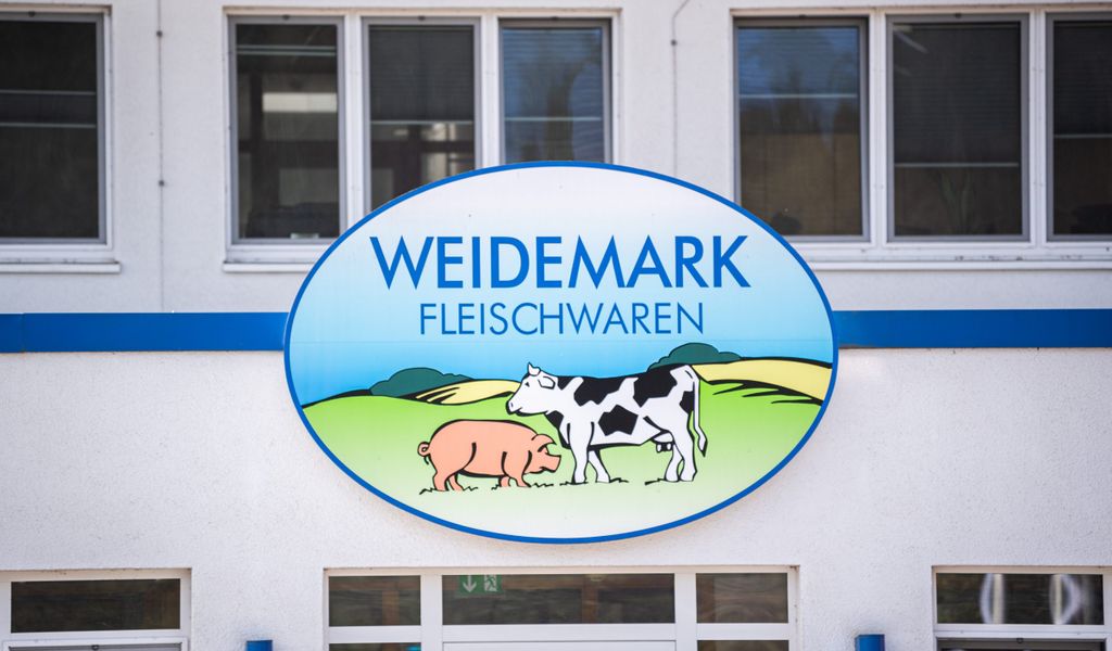 Der Name „Weidemark Fleischwaren“ steht auf einem Schild am Firmengelände von Weidemark.