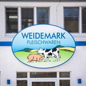 Der Name „Weidemark Fleischwaren“ steht auf einem Schild am Firmengelände von Weidemark.