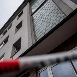 Wohnhaus mit Absperrung