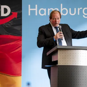 Dirk Nockemann vor AfD-Plakat