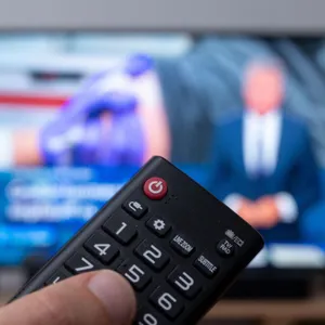 TV-Bildschirm mit Fernbedienung