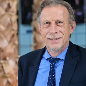Ex-Trainer Christoph Daum lächelt
