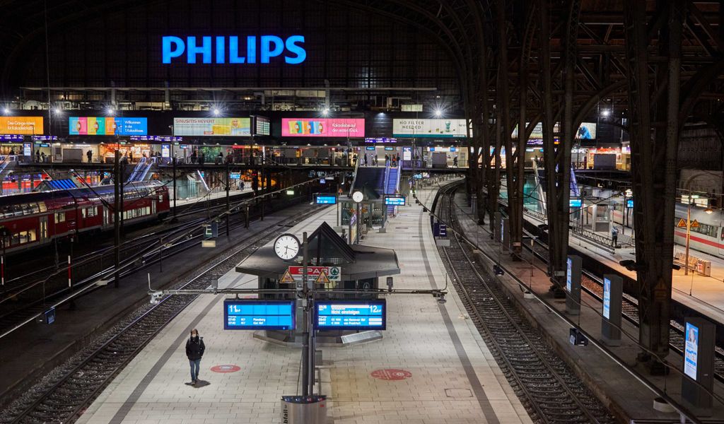 Leerer Bahnsteig am Hauptbahnhof Hamburg