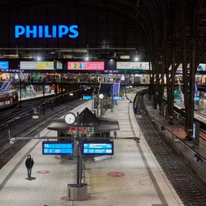 Leerer Bahnsteig am Hauptbahnhof Hamburg