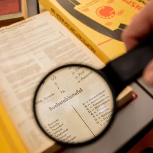 Eine Buchstabiertafel aus einem Berliner Telefonbuch aus dem Jahr 1978/89 – damals sah sie noch anders aus.