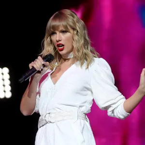 Sängerin Taylor Swift auf einer Bühne