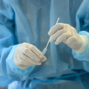 Eine Mitarbeiterin wertet einen Antigen-Schnelltest