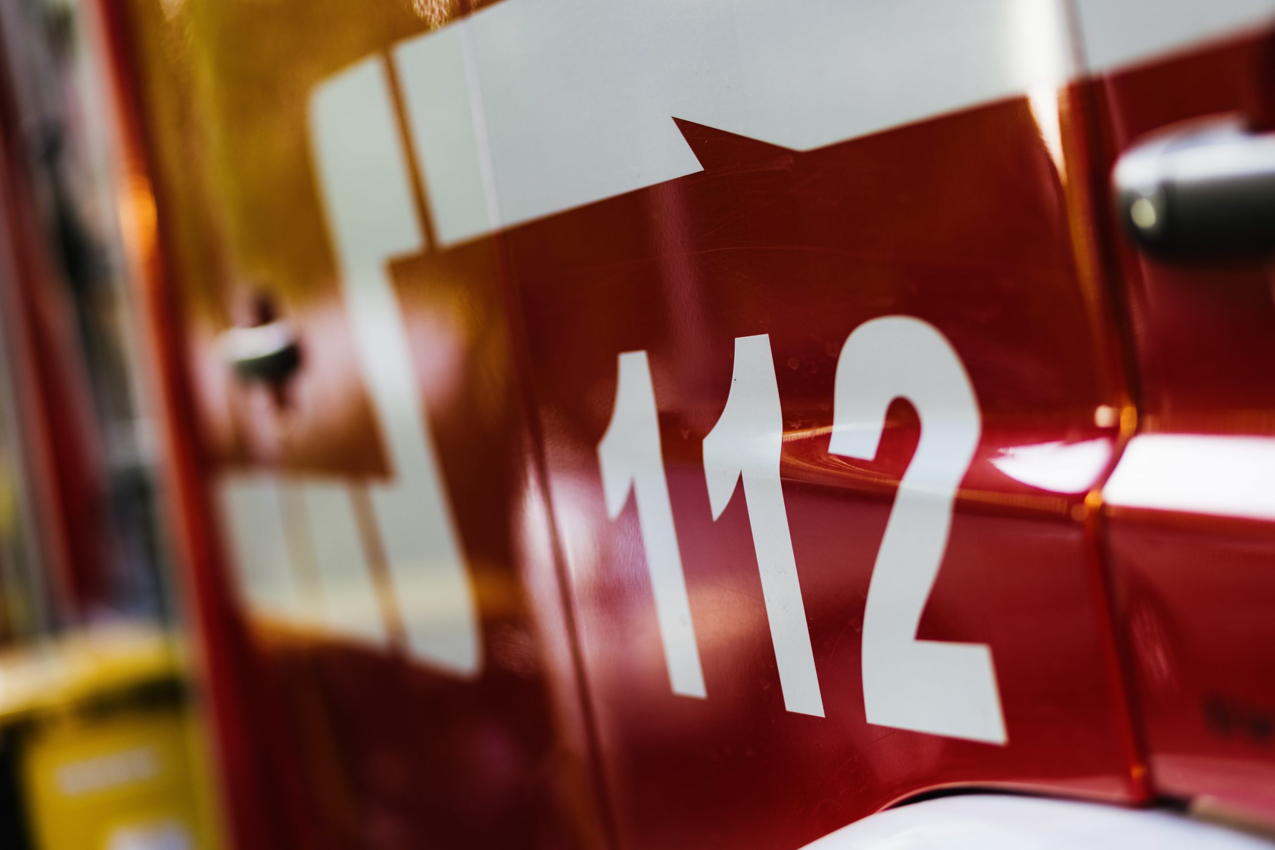 Ein Feuerwehrfahrzeug mit der Aufschrift „112“. (Symbolbild)