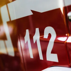 Ein Feuerwehrfahrzeug mit der Aufschrift „112“. (Symbolbild)