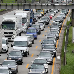 Nur langsam kommen die Fahrzeuge auf der Autobahn A7 vor dem Elbtunnel voran. (Symbolbild)