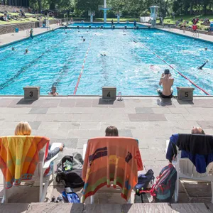 Menschen im Freibad