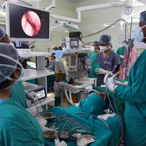 HNO-Spezialisten führen im indischen Hyderabad eine Operation an einem mit schwarzem Pilz (Mukormykose) infizierten Patienten durch.