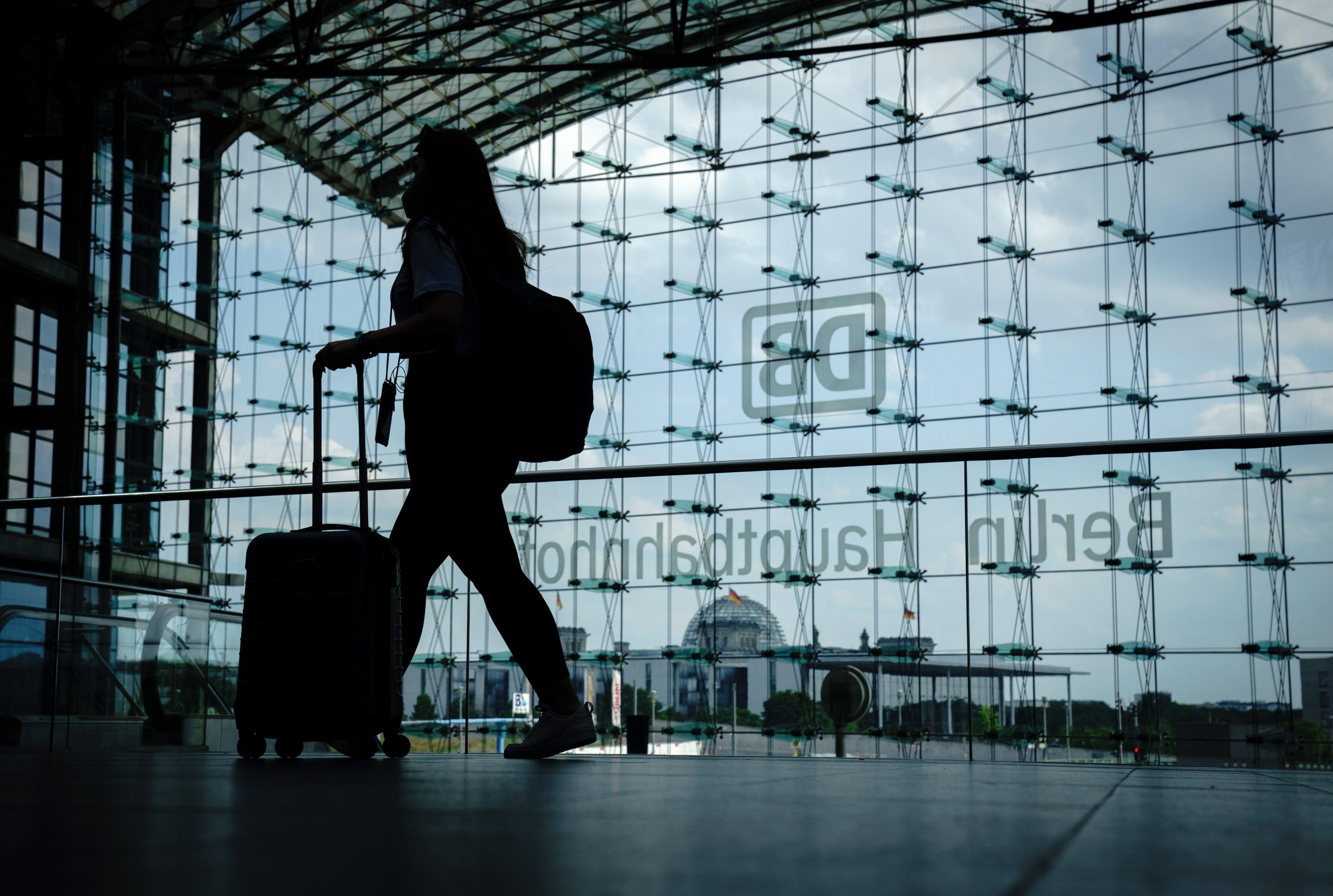 Eine Passantin schiebt ihren Koffer durch den Berliner Hauptbahnhof.Bahnkunden müssen sich auf einen Streik einstellen.