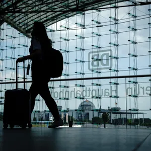 Eine Passantin schiebt ihren Koffer durch den Berliner Hauptbahnhof.Bahnkunden müssen sich auf einen Streik einstellen.
