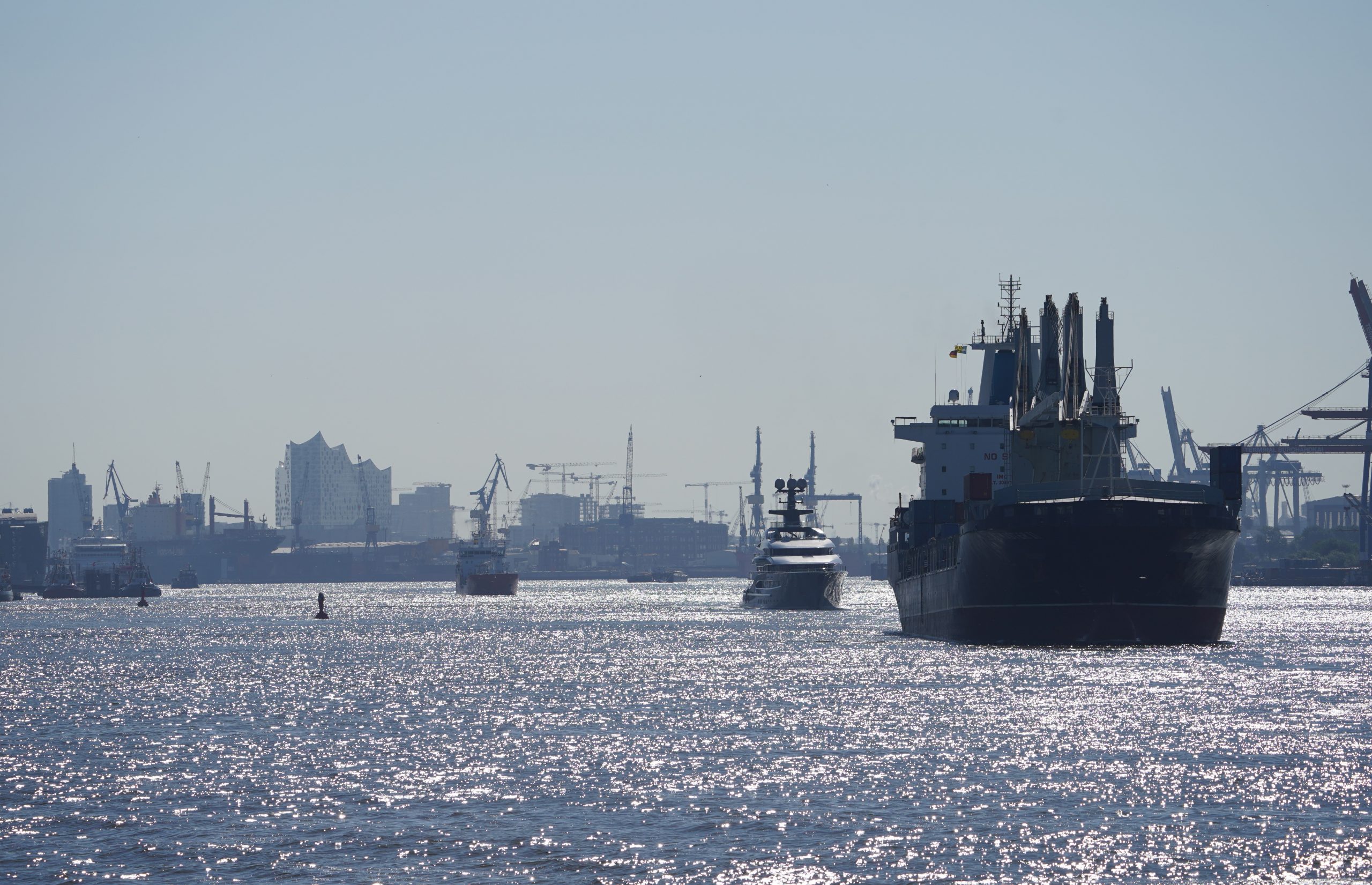 Zahlreiche Schiffe fahren auf der Elbe und verlassen den Hamburger Hafen.
