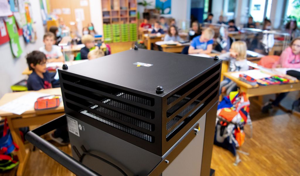 Ein Luftfilter steht in einem Klassenraum an einer Grundschule.
