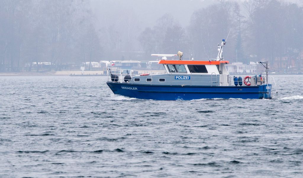 Das Patrouillenboot "Seeadler" der Wasserschutzpolizei ist auf der Müritz unterwegs.