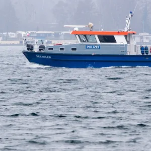 Das Patrouillenboot "Seeadler" der Wasserschutzpolizei ist auf der Müritz unterwegs.