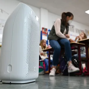 Ein mobiler Luftfilter in einem Klassenzimmer (Symbolbild)